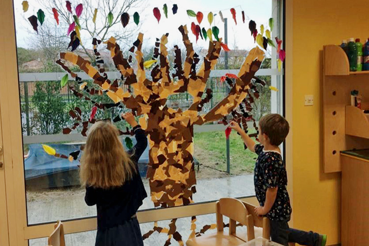 Deutsche Schule Toulouse: Herbstbasteln 2020 Kindergarten, Kinder bekleben Scheibe
