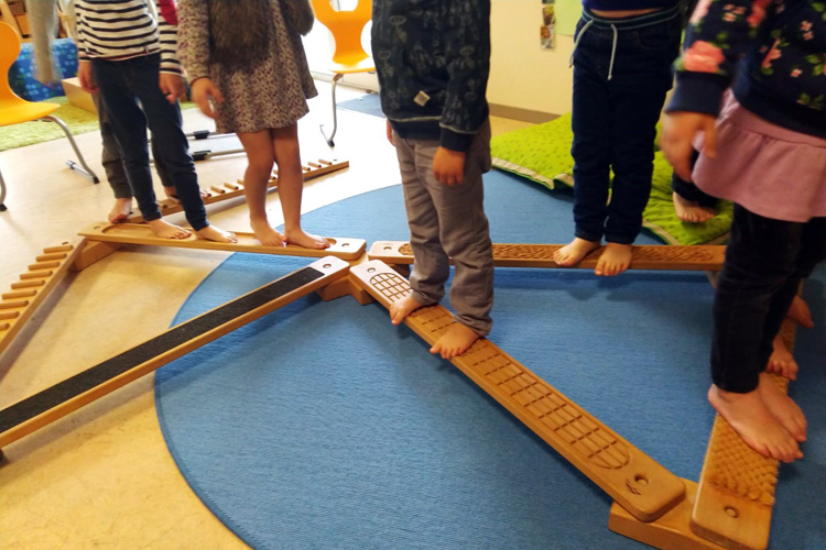 Deutsche Schule Toulouse: Gleichgewichtsübung Kindergarten