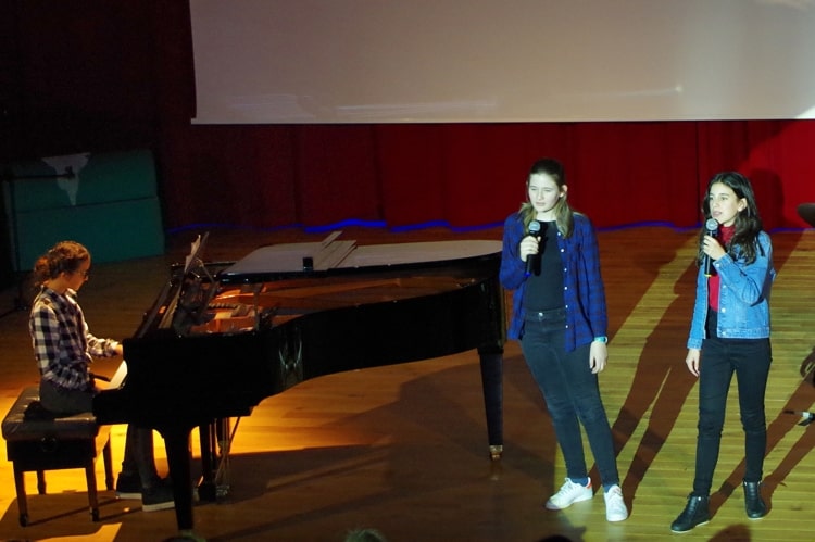 Deutsche Schule Toulouse: Talenteshow Mädchen singen