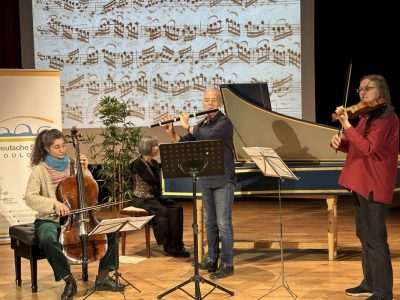 Deutsche Schule Toulouse Konzert des Ensemble Baroque de Toulouse, drei Musikerinnnen und ein Musiker auf der Bühne