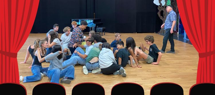 Byte: Schülergruppe auf der Bühne beim Improvisationstheater