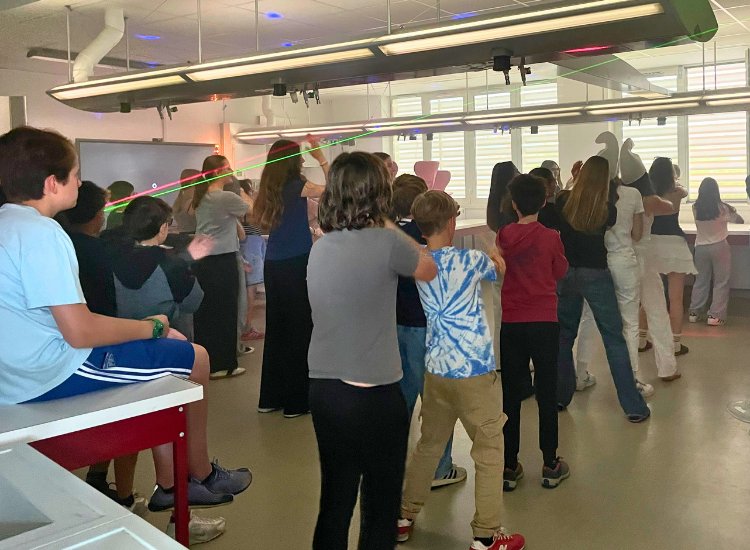 Schülergruppe tanzend im Klassenzimmer
