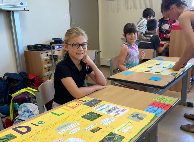 Deutsche Schule Toulouse : Mädchen an einem Infostand über Libellen