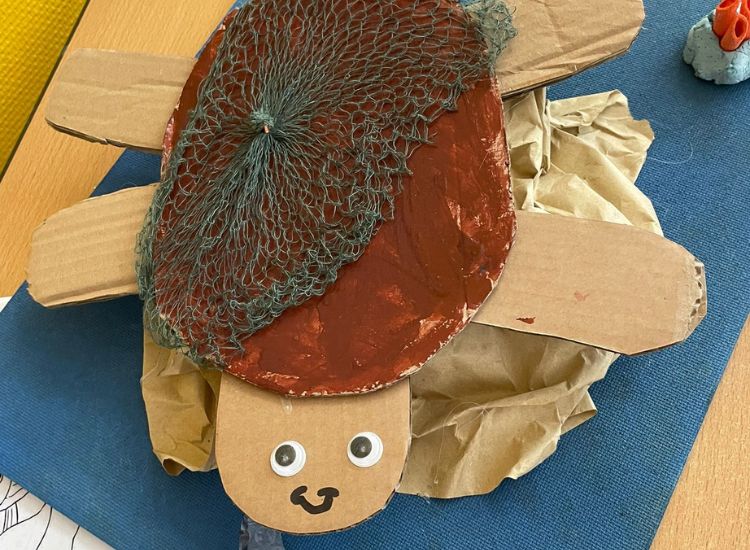 Deutsche Schule Toulouse : Upcycling: Schildkröte aus Pappe