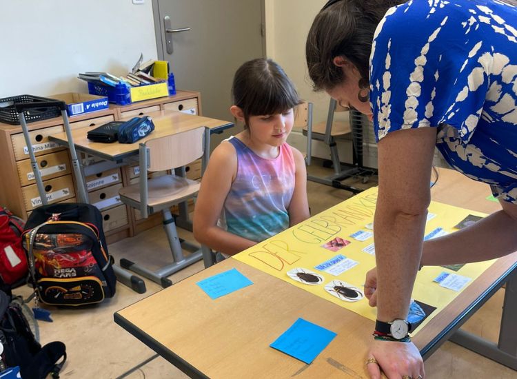 Deutsche Schule Toulouse : Mädchen an einem Infostand über Käfer