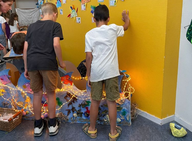 Deutsche Schule Toulouse : Kinder an einem gebastelten Projekt