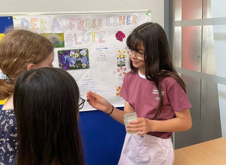 Deutsche Schule Toulouse : Kinder bei Honigverkostung