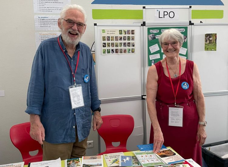 Deutsche Schule Toulouse : Zwei Vertreter der LPO Naturschutzorganisation am Infostand