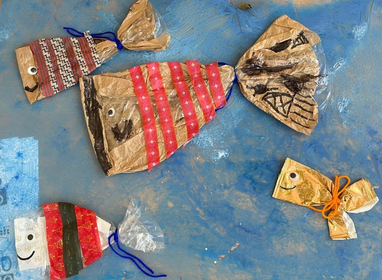 Deutsche Schule Toulouse : Upcycling: Fische aus Verpackungsmaterial