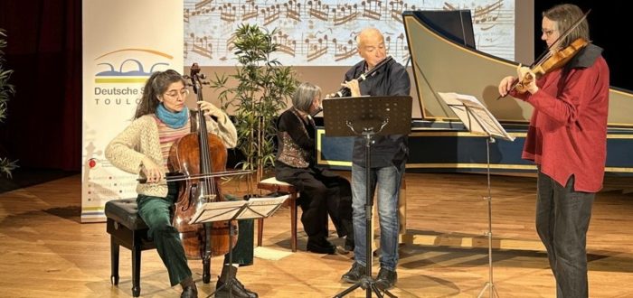 Deutsche Schule Toulouse Konzert des Ensemble Baroque de Toulouse, drei Musikerinnnen und ein Musiker auf der Bühne
