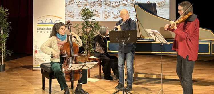 Deutsche Schule Toulouse Konzert des Ensemble Baroque de Toulouse, drei Musikerinnnen und ein Musiker auf der Bühne