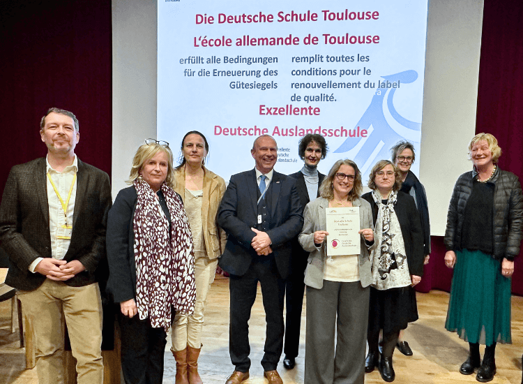BLI an der Deutschen Schule Toulouse: Gruppenbild mit Urkunde