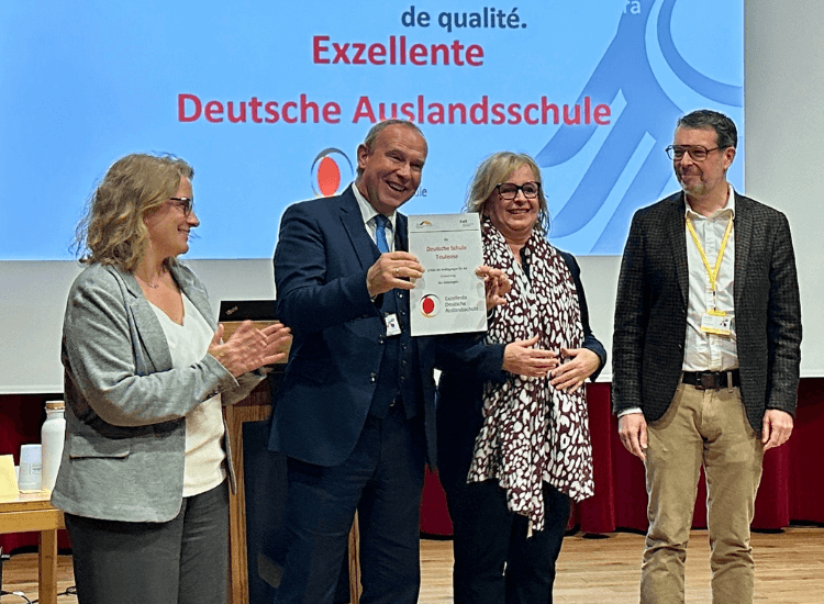 BLI an der Deutschen Schule Toulouse: Schulleitung, Verwaltung und Vorstand halten die Urkunde