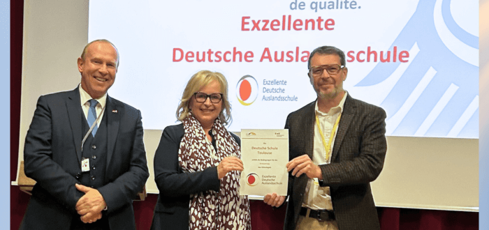 BLI an der Deutschen Schule Toulouse: Schulleiter, Verwaltungsvorsitzende und Vorstandsvorsitzender mit Urkunde