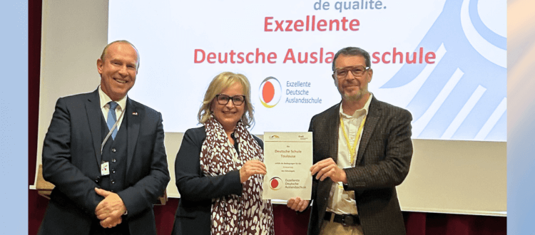 BLI an der Deutschen Schule Toulouse: Schulleiter, Verwaltungsvorsitzende und Vorstandsvorsitzender mit Urkunde