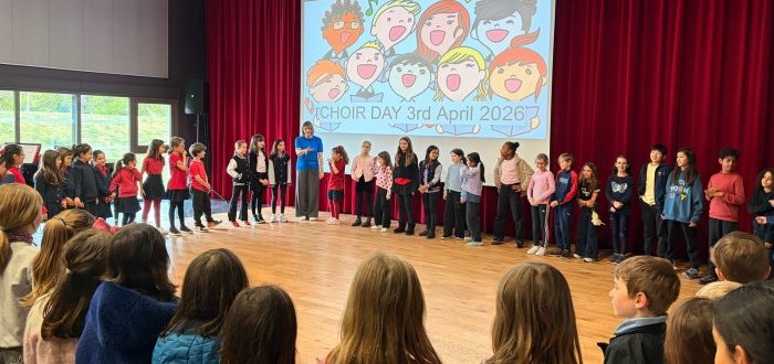 Deutsche Schule Toulouse, Kinderchöre im Kreis auf der Bühne