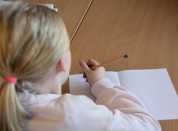 Deutsche Schule Toulouse, Schülerin schreibt in ein Heft