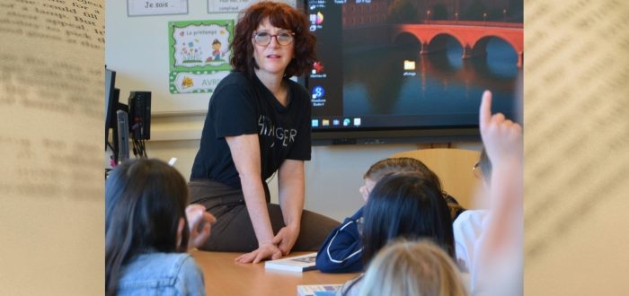 Deutsche Schule Toulouse, Autorin Rachel Corenblit sitzt vor einer Schulklasse