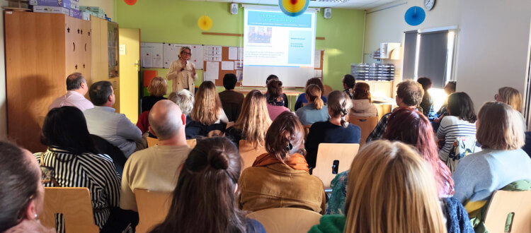 Deutsche Schule Toulouse, Elternabend, Zuhörende und eine Rednerin
