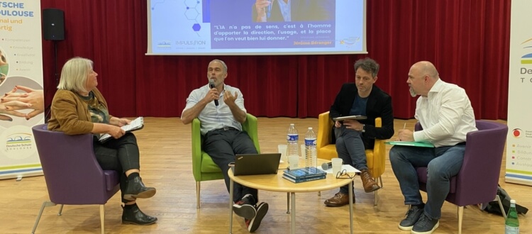 Deutsche Schule Toulouse, Christopher Koska und Jérôme Béranger im Gespräch auf der Bühne