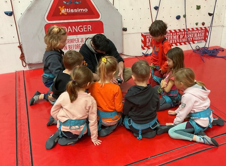 Deutsche Schule Toulouse, Kletterausflug, Kindergartenkinder sitzen im Kreis