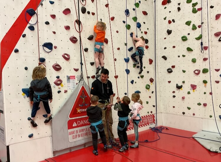 Deutsche Schule Toulouse, Kletterausflug, Kindergartenkinder klettern angeseilt an einer Wand