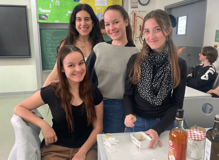 Deutsche Schule Toulouse, Mädchen beim Anrühren von Bio-Kosmetik