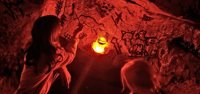 Zwei Kinder beim Höhlenmalen im Musée Préhistoire 