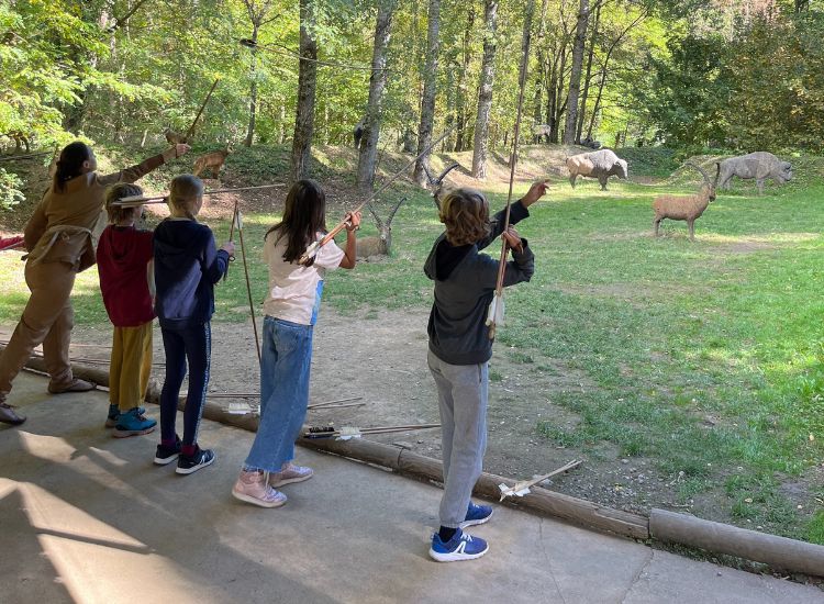Schüler beim Speerwerfen im Musée Préhistoire
