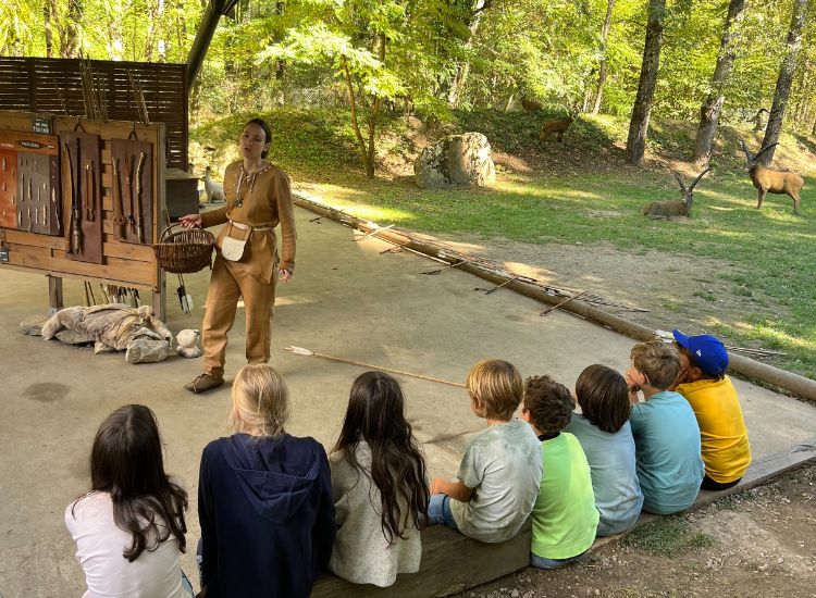 Kinder im Musée Préhistoire