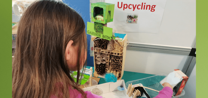 Deutsche Schule Toulouse Klimawoche, Kind vor Insektenhotel