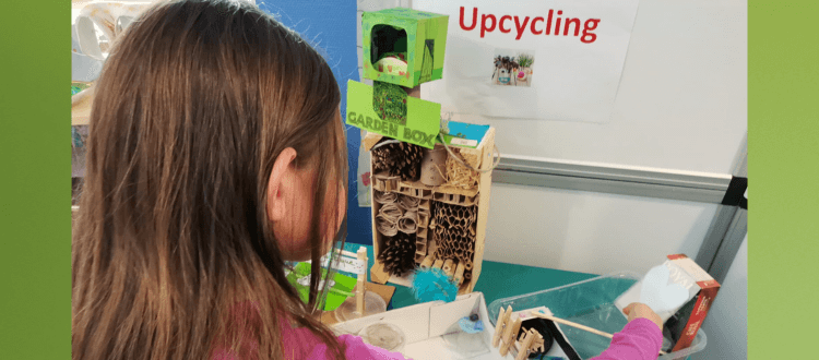 Deutsche Schule Toulouse Klimawoche, Kind vor Insektenhotel