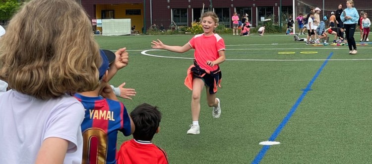 Sportfest, Mädchen läuft auf Schülergruppe zu