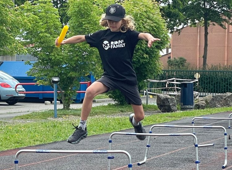 Schüler beim Hürdenlauf