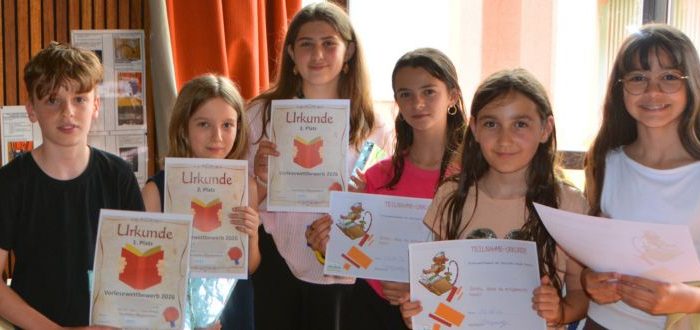 Deutsche Schule Toulouse: Schüler mit ihren Urkunden im Vorlesewettbewerb