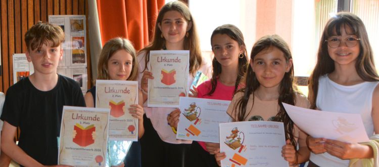 Deutsche Schule Toulouse: Schüler mit ihren Urkunden im Vorlesewettbewerb