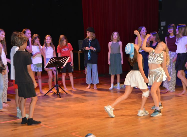 Deutsche Schule Toulouse : Theater-AG der Grundschule auf der Bühne