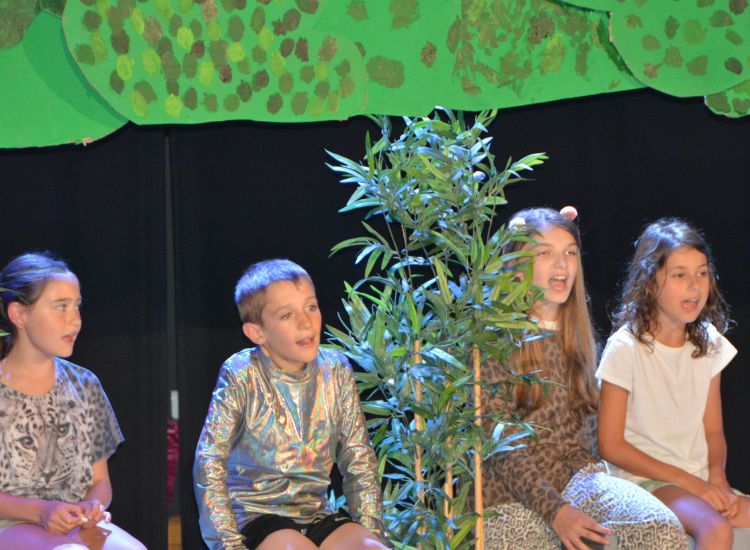 Deutsche Schule Toulouse : Theater-AG der Grundschule auf der Bühne