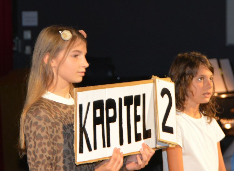 Deutsche Schule Toulouse : Theater-AG der Grundschule auf der Bühne