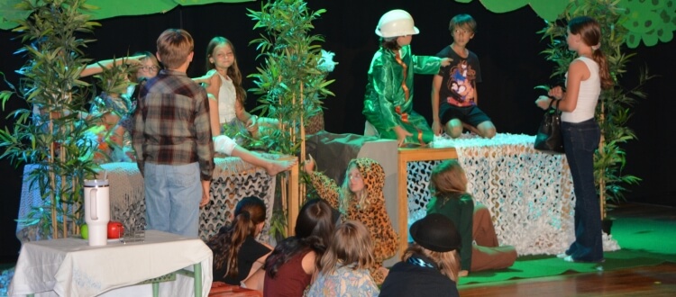 Deutsche Schule Toulouse : Theater-AG der Grundschule auf der Bühne