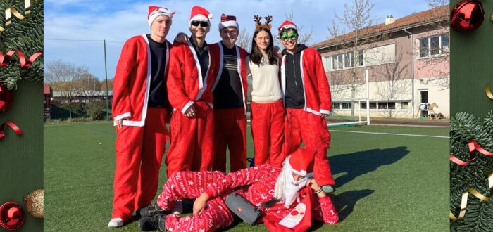 Deutsche Schule Toulouse: Schülergruppe mit Weihnachtsmannkostümen