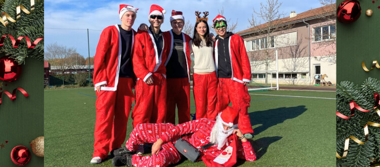 Deutsche Schule Toulouse: Schülergruppe mit Weihnachtsmannkostümen