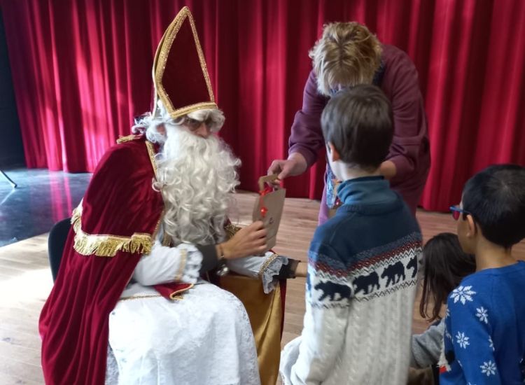 Deutsche Schule Toulouse: Nikolaus mit Schülergruppe