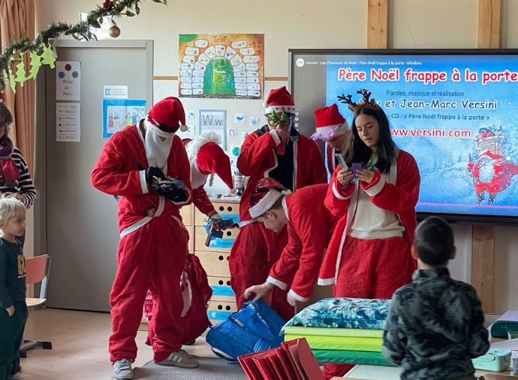 Deutsche Schule Toulouse: Schülergruppe mit Weihnachtsmannkostümen