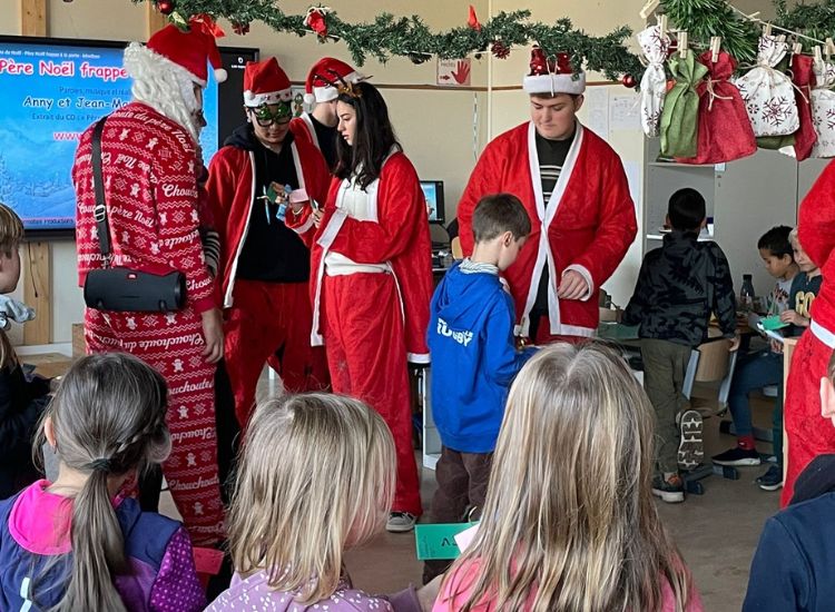 Deutsche Schule Toulouse: Schülergruppe mit Weihnachtsmannkostümen