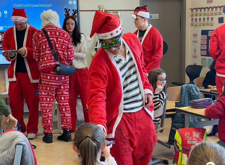 Deutsche Schule Toulouse: Schülergruppe mit Weihnachtsmannkostümen