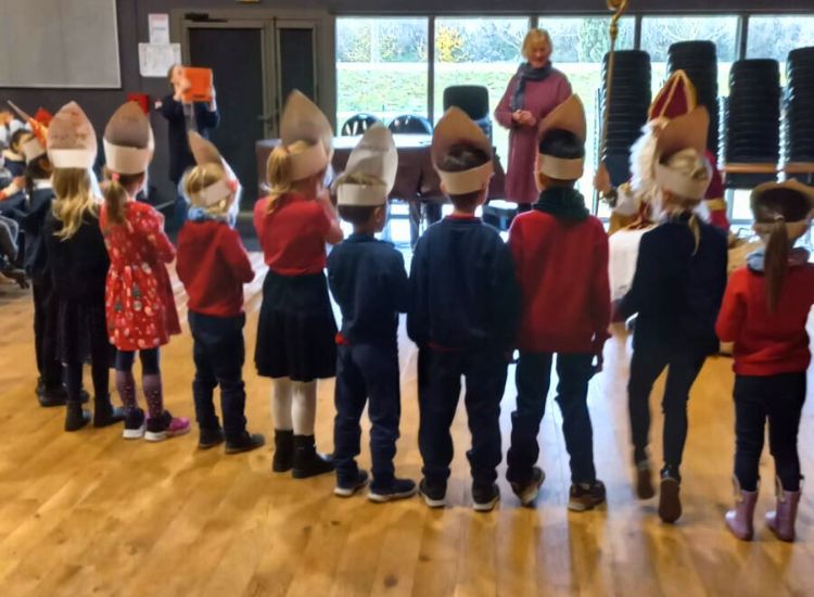 Deutsche Schule Toulouse: Schülergruppe beim Adventssingen