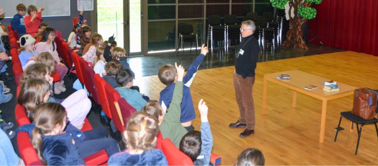 Deutsche Schule Toulouse, Autor steht bei einer Lesung vor Kindergruppe