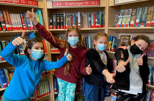 Deutsche Schule Toulouse, Vier Mädchen in der Bibliothek