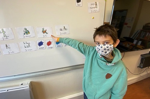 Deutsche Schule Toulouse, Kind zeigt auf Tafel: Französischunterricht